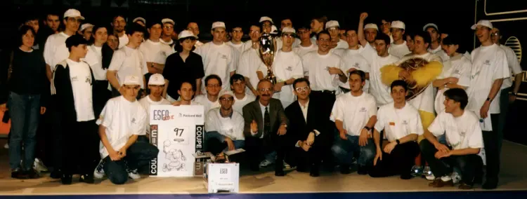 L'équipe RobotESEO de la saison 1996-1997, thème « Le Basket-Ball »