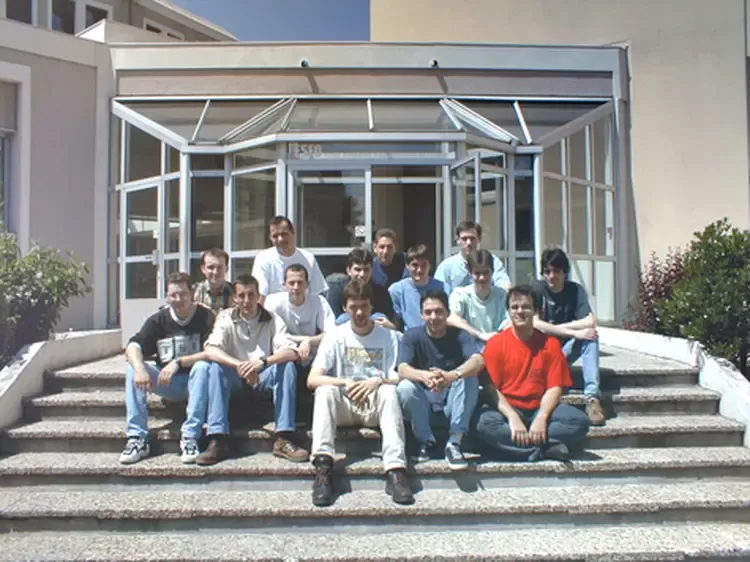 L'équipe RobotESEO de la saison 1998-1999, thème « Les Châteaux forts »