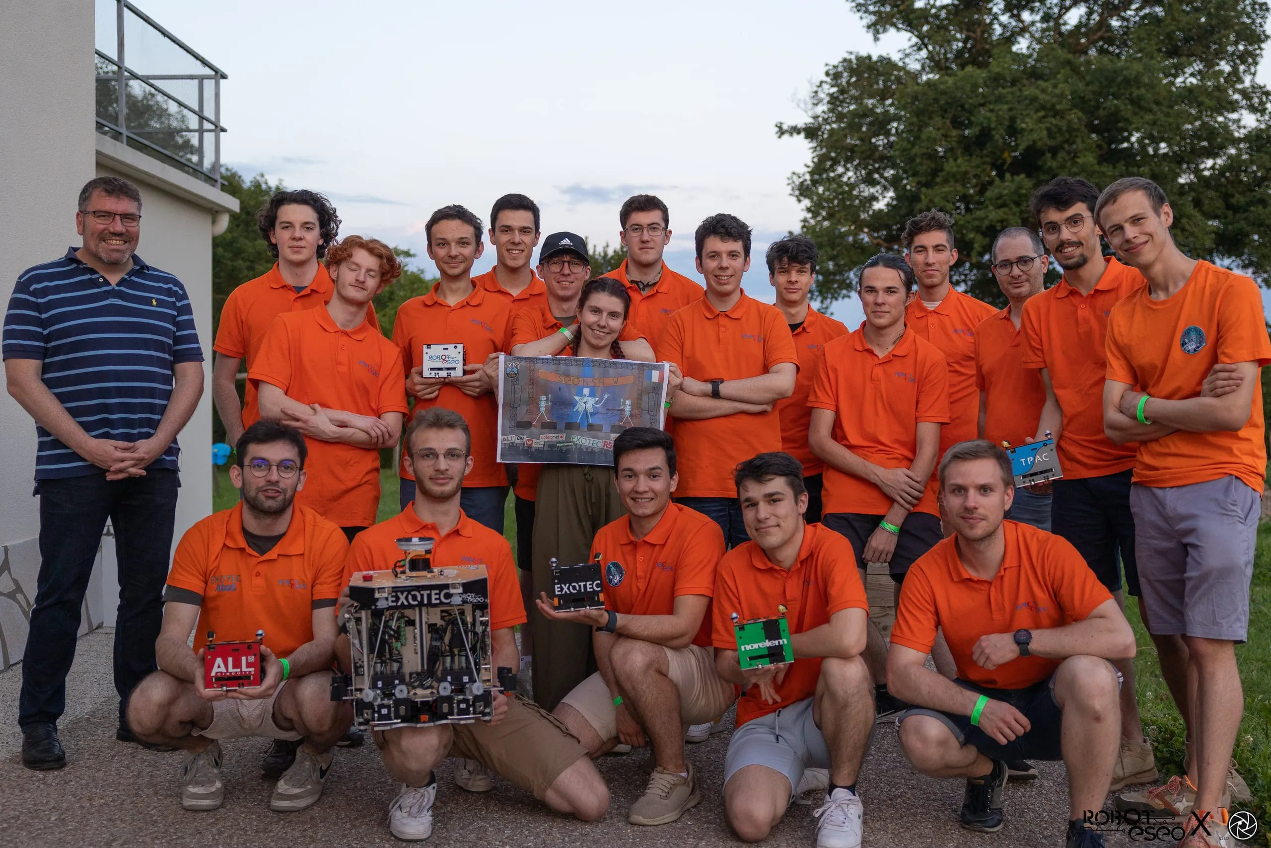 L'équipe RobotESEO de la saison 2024-2025, thème « The Show Must Go On »